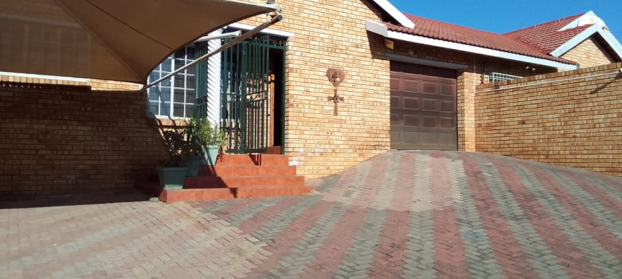 3 Bedroom Property for Sale in Azalea Park North West